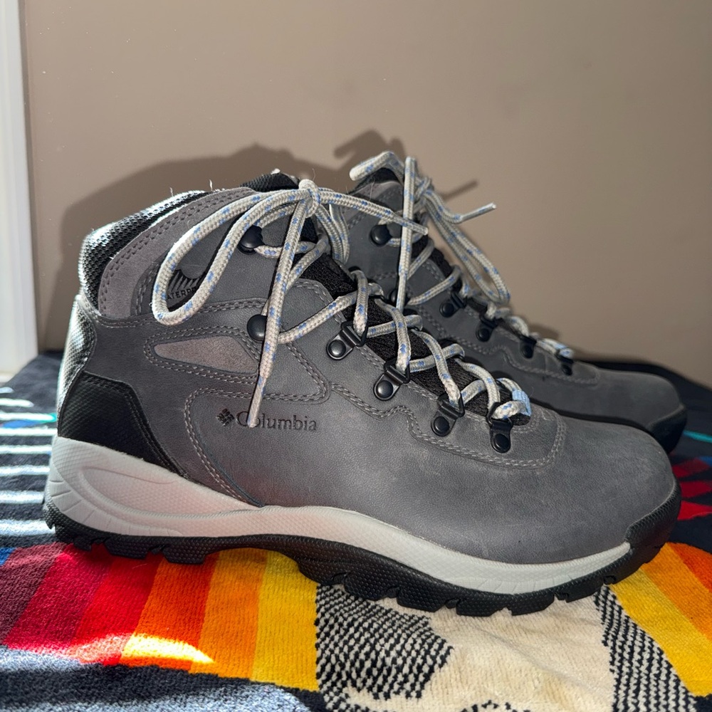 Columbia Women’s Newton Ridge Waterproof Hiking Boot - 9 NWOT